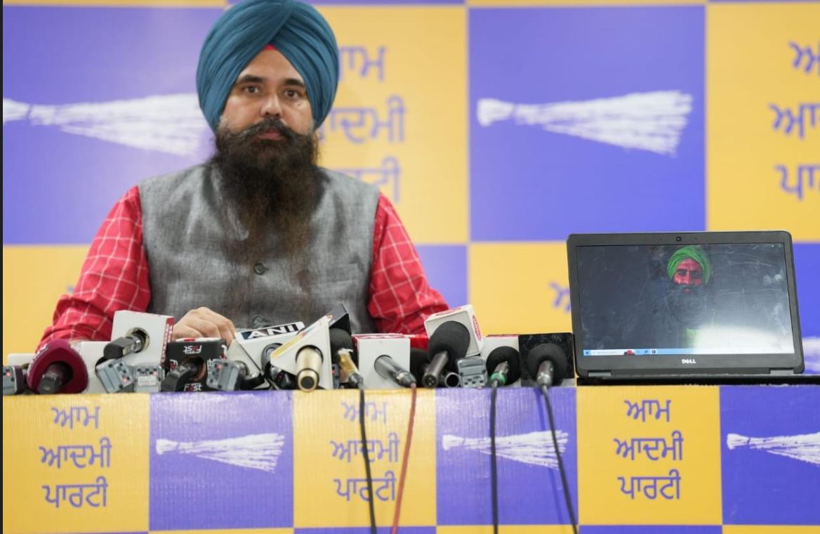पंजाबी गायक कंवर ग्रेवाल की एडिटेड वीडियो शेयर करने के लिए आम आदमी पार्टी ने अकाली दल की आलोचना की