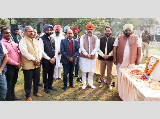 फिरोजपुर के विधायकों ने शहीदी दिवस पर शहीद करतार सिंह सराभा को दी श्रद्धांजलि