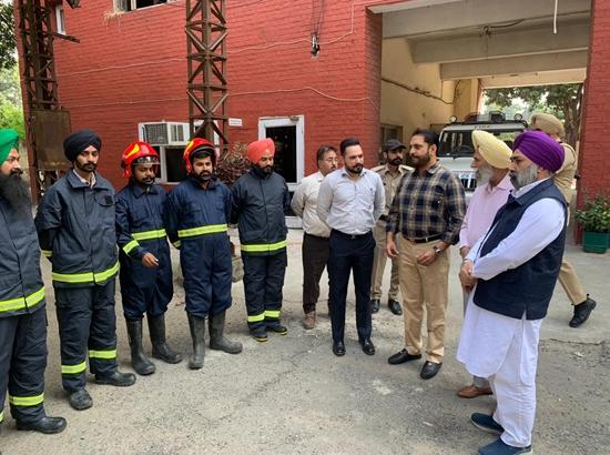 दिवाली से पहले मोहाली के मेयर अमरजीत सिद्धू ने फायर स्टेशन का किया दौरा