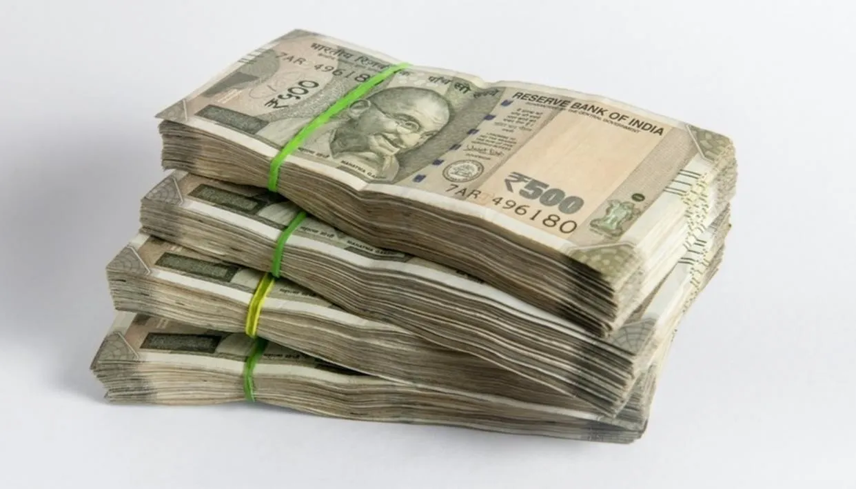 नोएडा में जांच के दौरान एक कार से 61 लाख रुपये से अधिक की नकदी बरामद