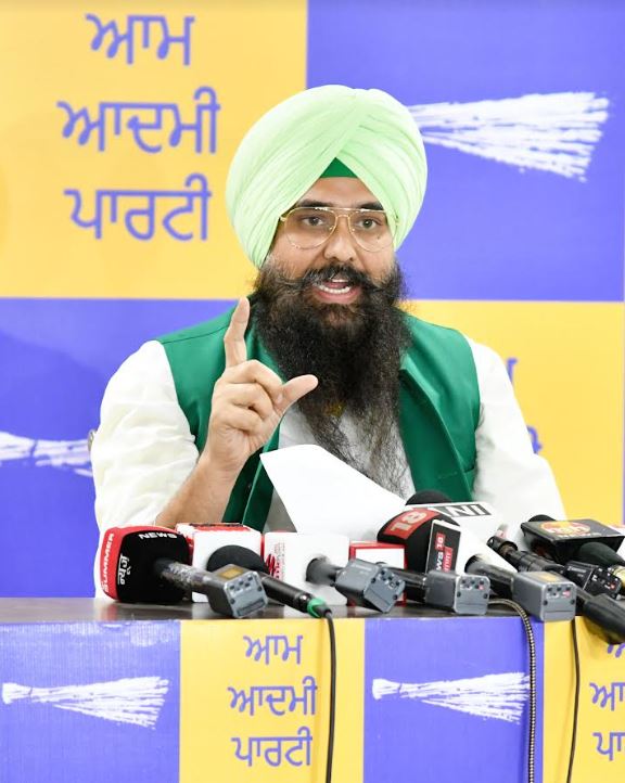 आम आदमी पार्टी ने सुनील जाखड़ से किया सवाल, पूछा पंजाब की झांकी में कहां है भगवंत मान और अरविंद केजरीवाल की तस्वीर?