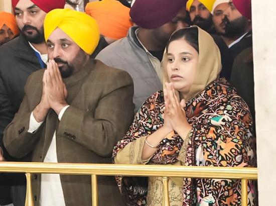 मुख्यमंत्री मान ने अपनी पत्नी के साथ गुरुद्वारा श्री फतेहगढ़ साहिब में टेका माथा