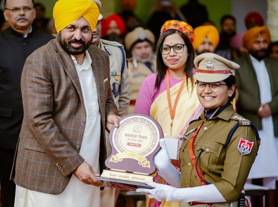 सीएम मान ने 14 पुलिसकर्मियों को उत्कृष्ट कर्तव्य निष्ठा के लिए मुख्यमंत्री पदक से किया सम्मानित