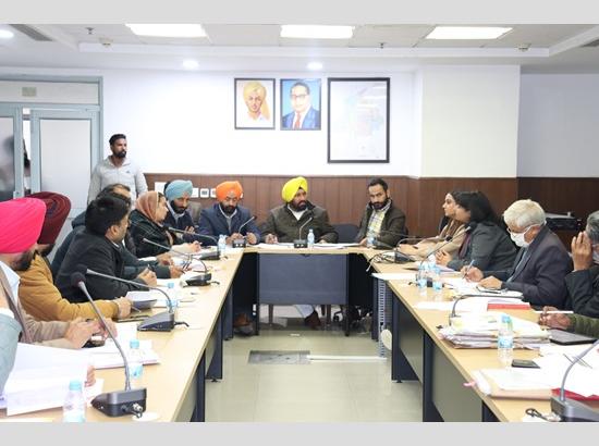 मंत्री बलकार सिंह ने विभिन्न योजनाओं के तहत अवितरित धनराशि शीघ्र जारी करने के दिए निर्देश