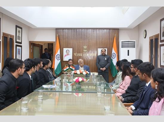 गवर्नर बनवारी लाल पुरोहित ने पंजाब राजभवन में 18 आईएएस परिवीक्षार्थियों से की मुलाकात