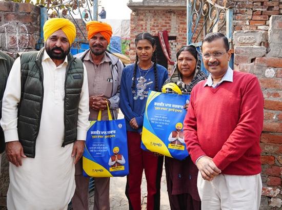 केजरीवाल और सीएम मान ने पहले चरण में पंजाब के 25 लाख लाभार्थियों के लिए 'घर-घर मुफ़्त राशन' योजना की शुरू