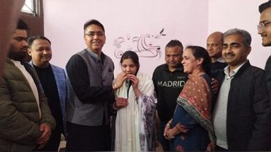 मंत्री अमन अरोड़ा द्वारा पी.सी.एस. न्यायिक परीक्षा उत्तीर्ण करने वाली उपासना गोयल को विशेष सम्मान