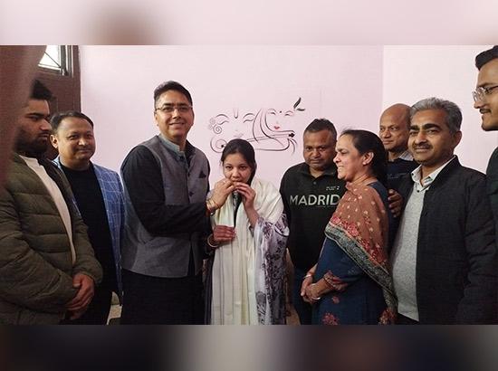 मंत्री अमन अरोड़ा द्वारा पी.सी.एस. न्यायिक परीक्षा उत्तीर्ण करने वाली उपासना गोयल को विशेष सम्मान