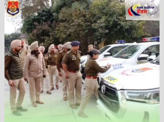 एसएसपी सौम्या मिश्रा ने ‘सड़क सुरक्षा फोर्स’ के तहत 4 वाहनों को दिखाई हरी झंडी