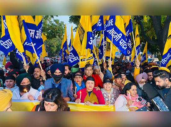 नगर निगम चुनाव में बीजेपी द्वारा लोकतंत्र की हत्या के खिलाफ AAP का कैंडल मार्च