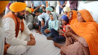 जहरीली शराब के मृतकों के परिवार से मिले मुख्यमंत्री भगवंत मान, पीड़ित परिवारों के साथ सांझा किया दुख