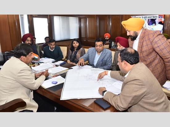 मंत्री जिम्पा ने होशियारपुर और कंडी क्षेत्र के आसपास के गांवों को नहरी जल परियोजनाएं प्रदान करने का दिया निर्देश