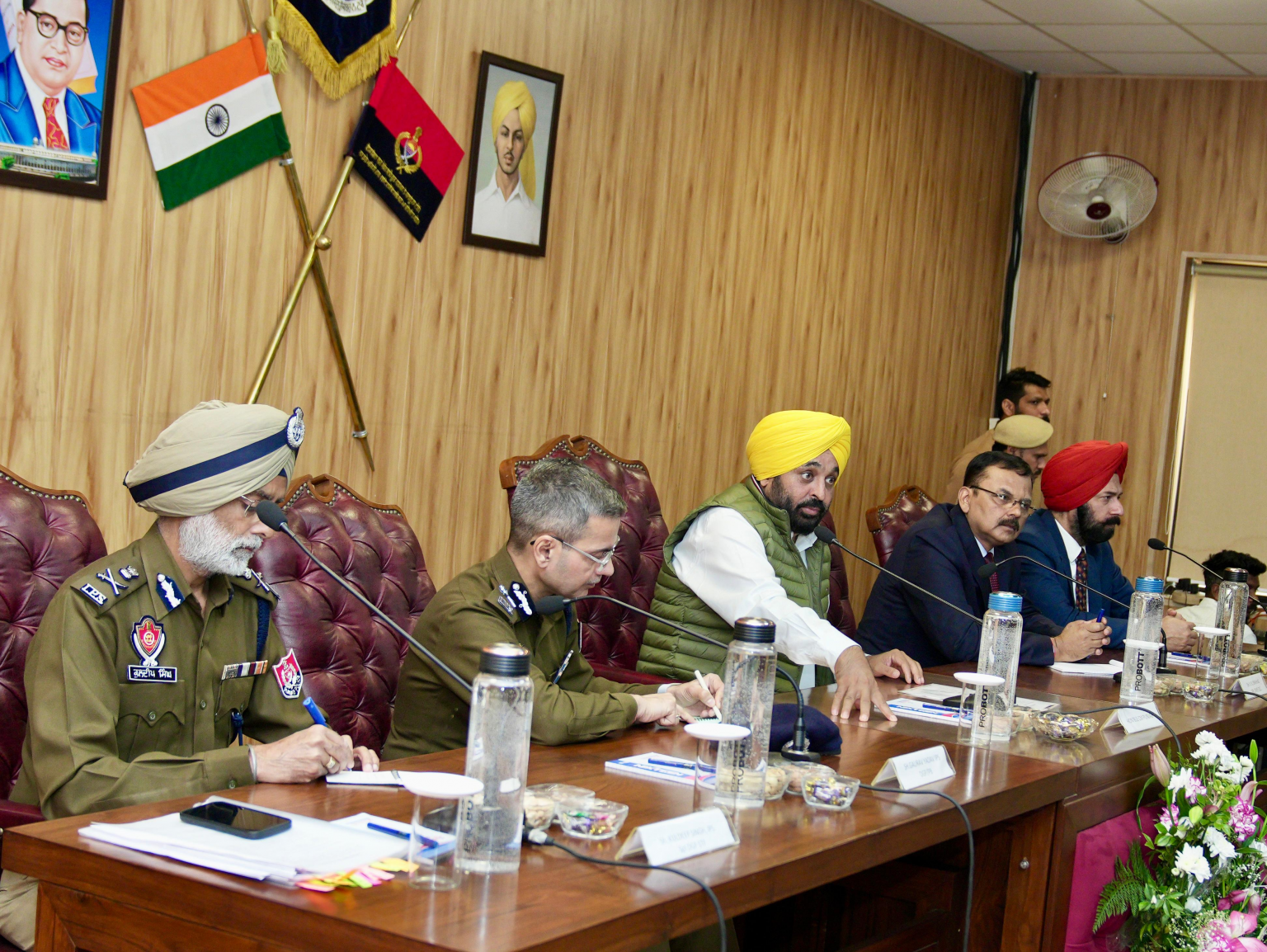 सीएम मान ने पुलिस अधिकारियों के साथ की बैठक, शांत और निष्पक्ष चुनाव कराने के दिए निर्देश