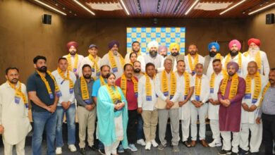 गढ़शंकर नगर परिषद के अध्यक्ष त्र्यंबक दत्त ऐरी कई पार्षदों और सरपंचों के साथ आप में हुए शामिल