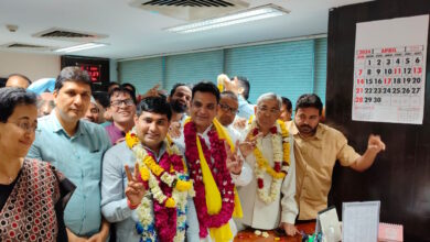 AAP के उम्मीदवार महेश खिची और रविंदर भारद्वाज ने एमसीडी मेयर चुनाव के लिए किया नामांकन दाखिल