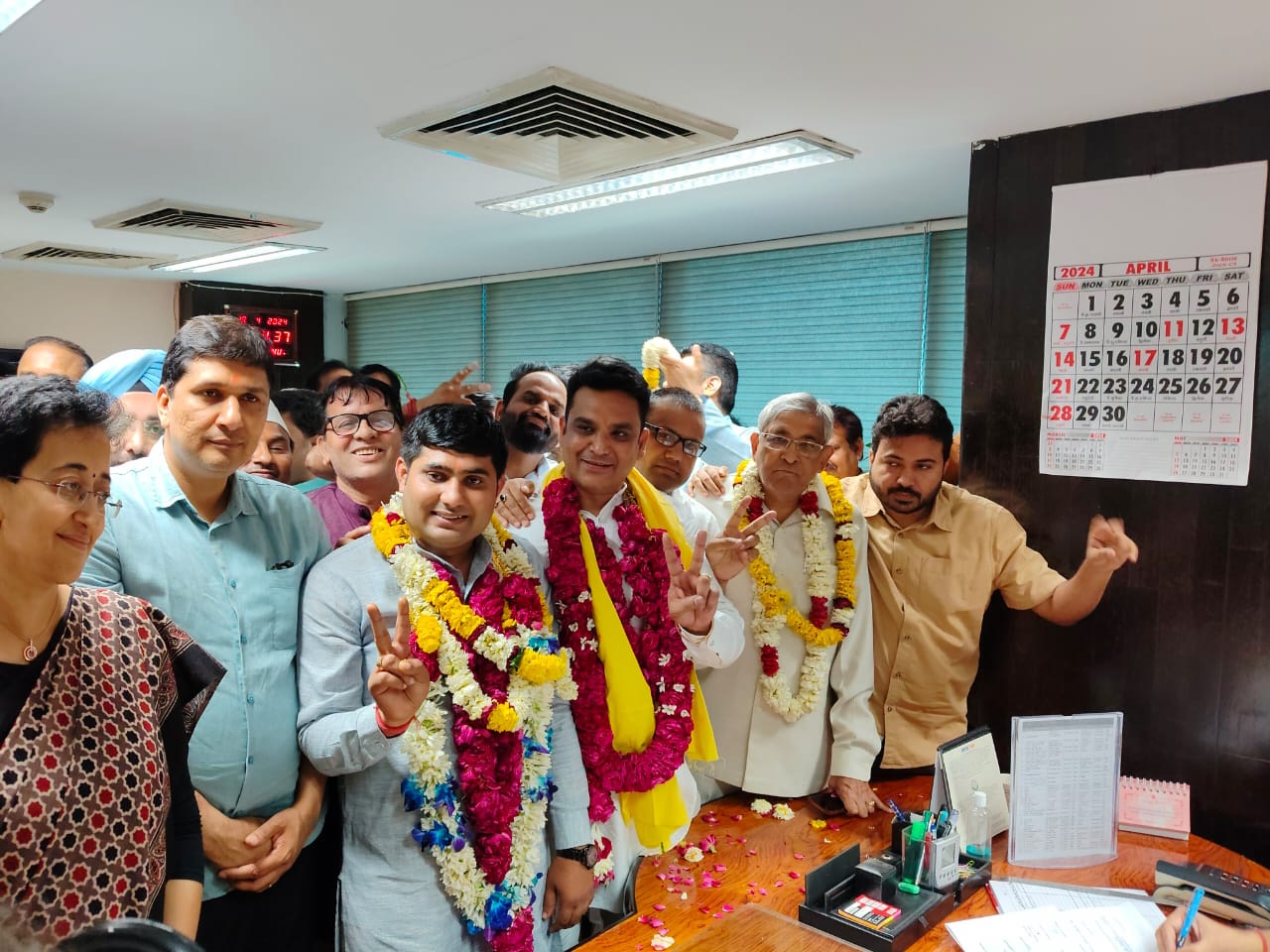 AAP के उम्मीदवार महेश खिची और रविंदर भारद्वाज ने एमसीडी मेयर चुनाव के लिए किया नामांकन दाखिल