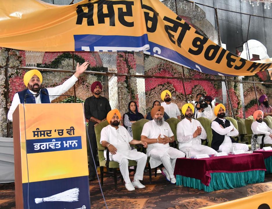 भारी बारिश और तूफान के बावजूद भगवंत मान ने श्री फतेहगढ़ साहिब में जनसभा को किया संबोधित