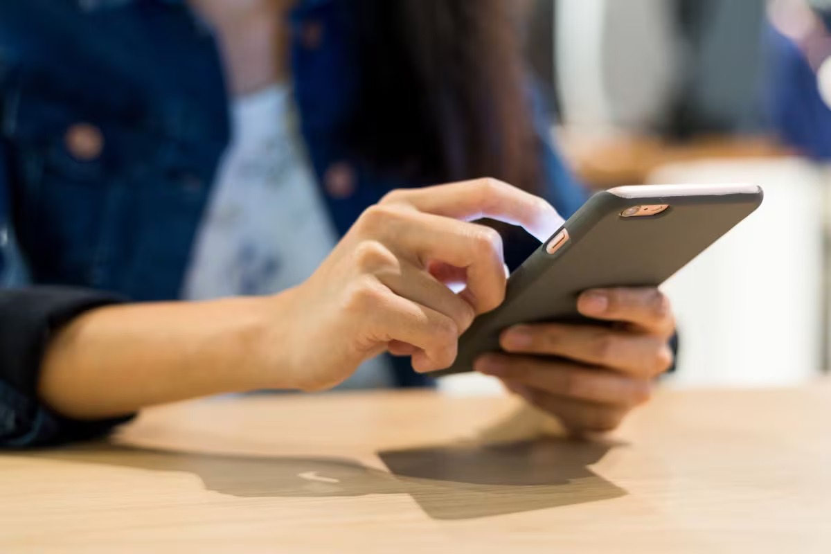 मोबाइल फोन का इस्तेमाल करने से रोकने पर 14 वर्षीय लड़की ने की बड़े भाई की हत्या