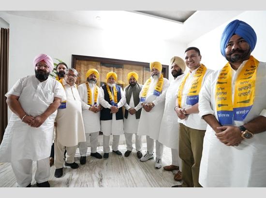 एसजीपीसी सदस्य और अकाली दल के वरिष्ठ उपाध्यक्ष नरिंदर सहित अन्य लोग अमृतसर में आप में हुए शामिल