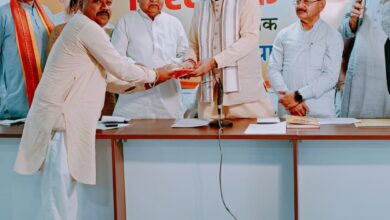 भाजपा कार्यालय रोहतक में मुख्यमंत्री नायब सैनी द्वारा विनोद पाल होलकर को किया गया सम्मानित