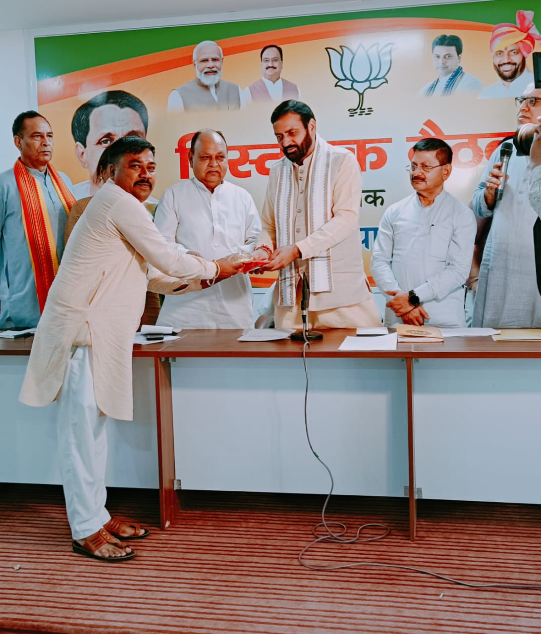 भाजपा कार्यालय रोहतक में मुख्यमंत्री नायब सैनी द्वारा विनोद पाल होलकर को किया गया सम्मानित