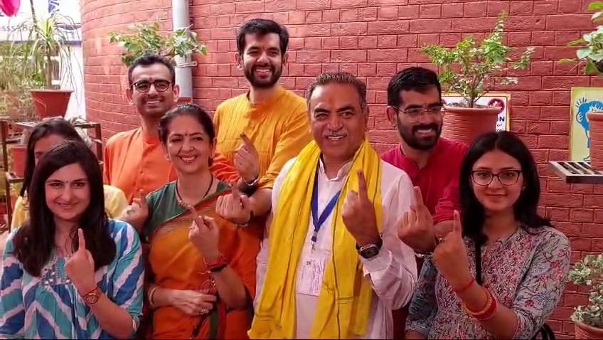 BJP प्रत्याशी संजय टंडन ने परिवार समेत डाला वोट, जनता से की ये अपील