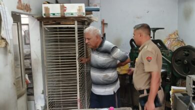 टॉयलेट क्लीनर में मोबाइल रखकर बनाई जा रही थी लड़कियों की आपत्तिजनक वीडियो, ऐसे हुआ खुलासा