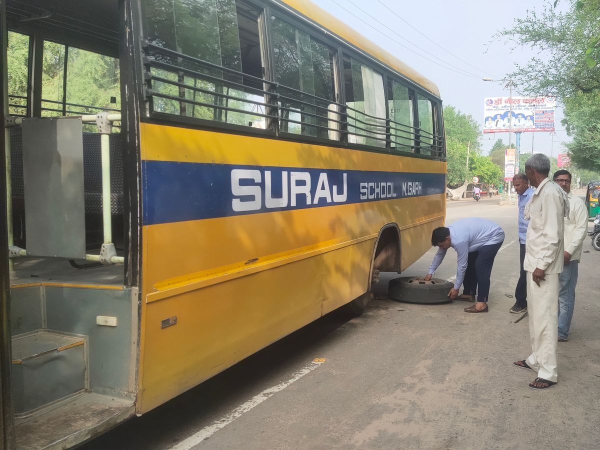 सड़क पर दौड़ रही स्कूल बस का निकला टायर, पढ़िए फिर क्या हुआ? 