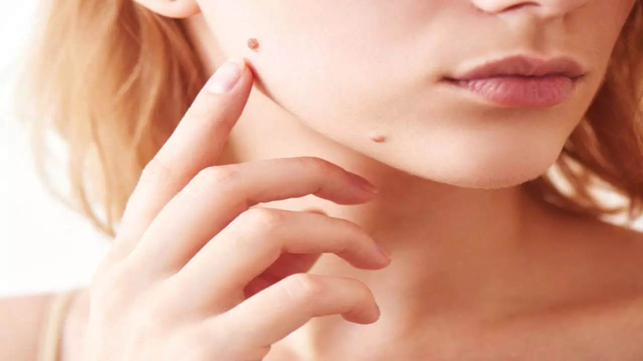 Samudrik Shastra: Specialties of people with mole on their stomach | Know the secret of success