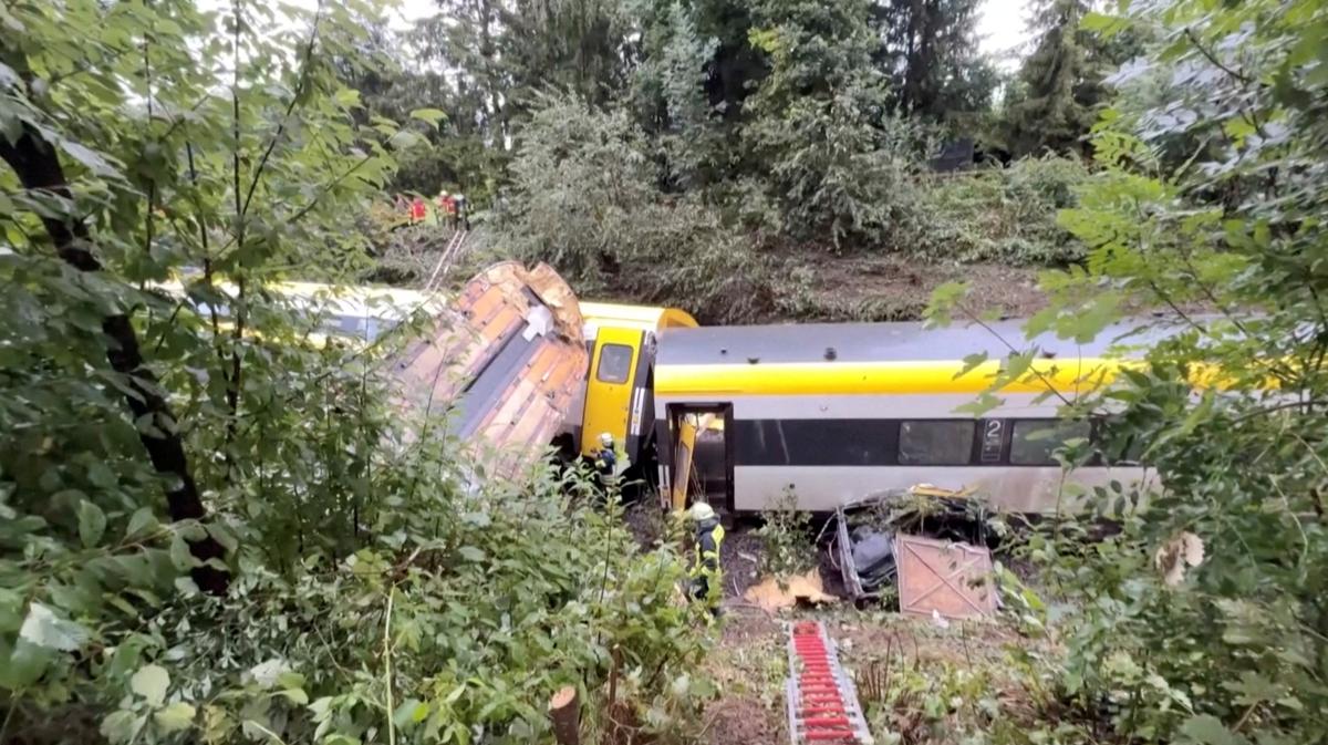 Major rail accident in Germany | Train coaches derailed, 3 dead