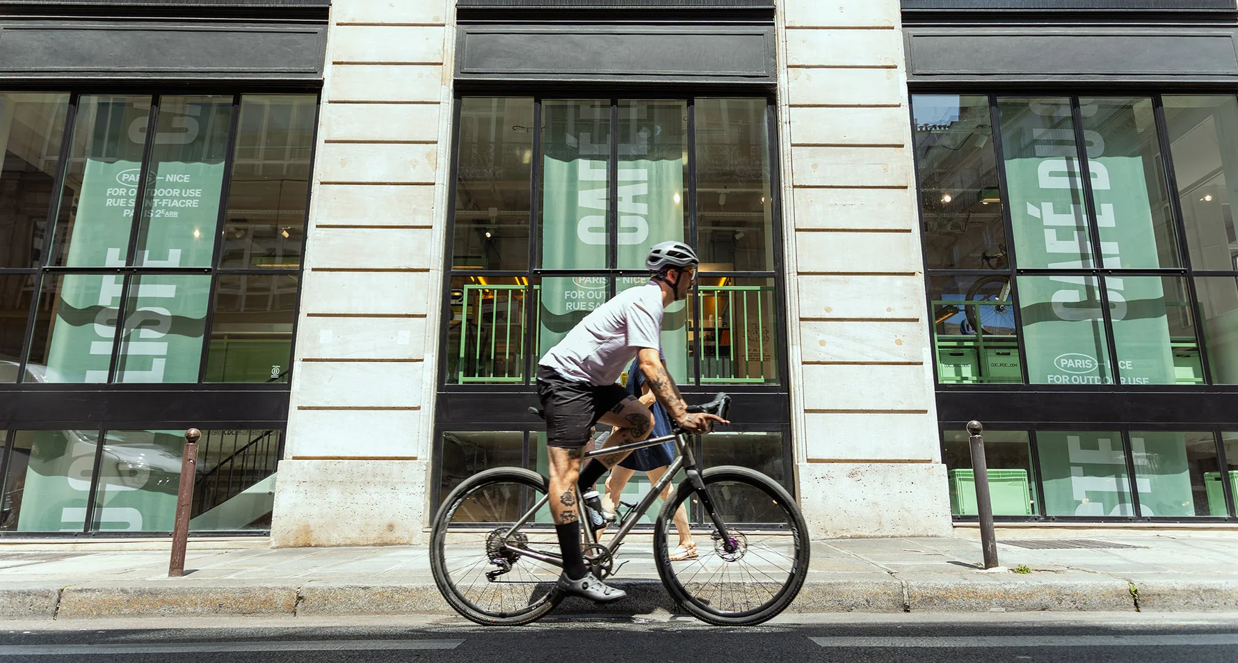 French model cheated on her lover who cycled 800 KM to reach home