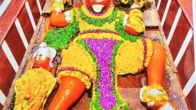 Why is there a statue of reclining Hanuman Ji on the banks of Sangam?