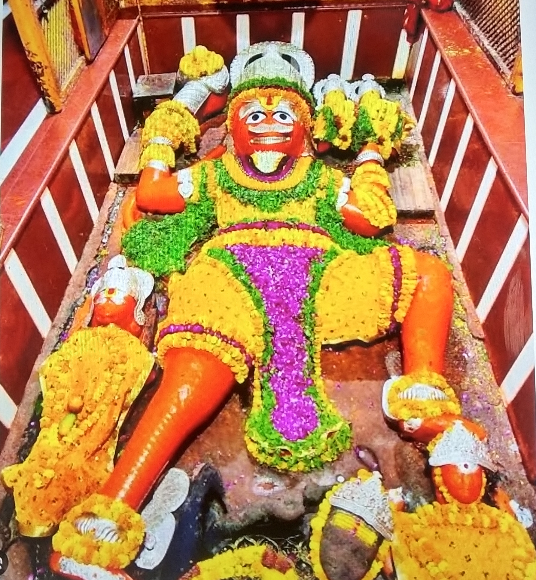 Why is there a statue of reclining Hanuman Ji on the banks of Sangam?