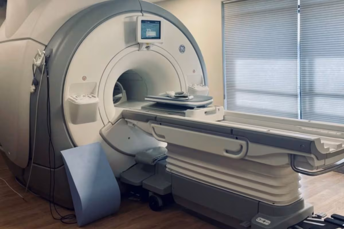 A man entered an MRI camera wearing a metal chain and suffered a broken rib