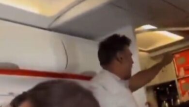 Bomb threat in plane causes panic | Man shouted 'Allah Hu Akbar'