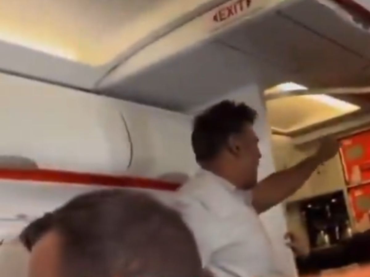 Bomb threat in plane causes panic | Man shouted 'Allah Hu Akbar'