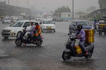 Weather Update Today, IMD Rain Alert, Delhi rain kab hogi, UP weather news, Himachal heavy rain, Maharashtra rain update, monsoon 2025, rain alert