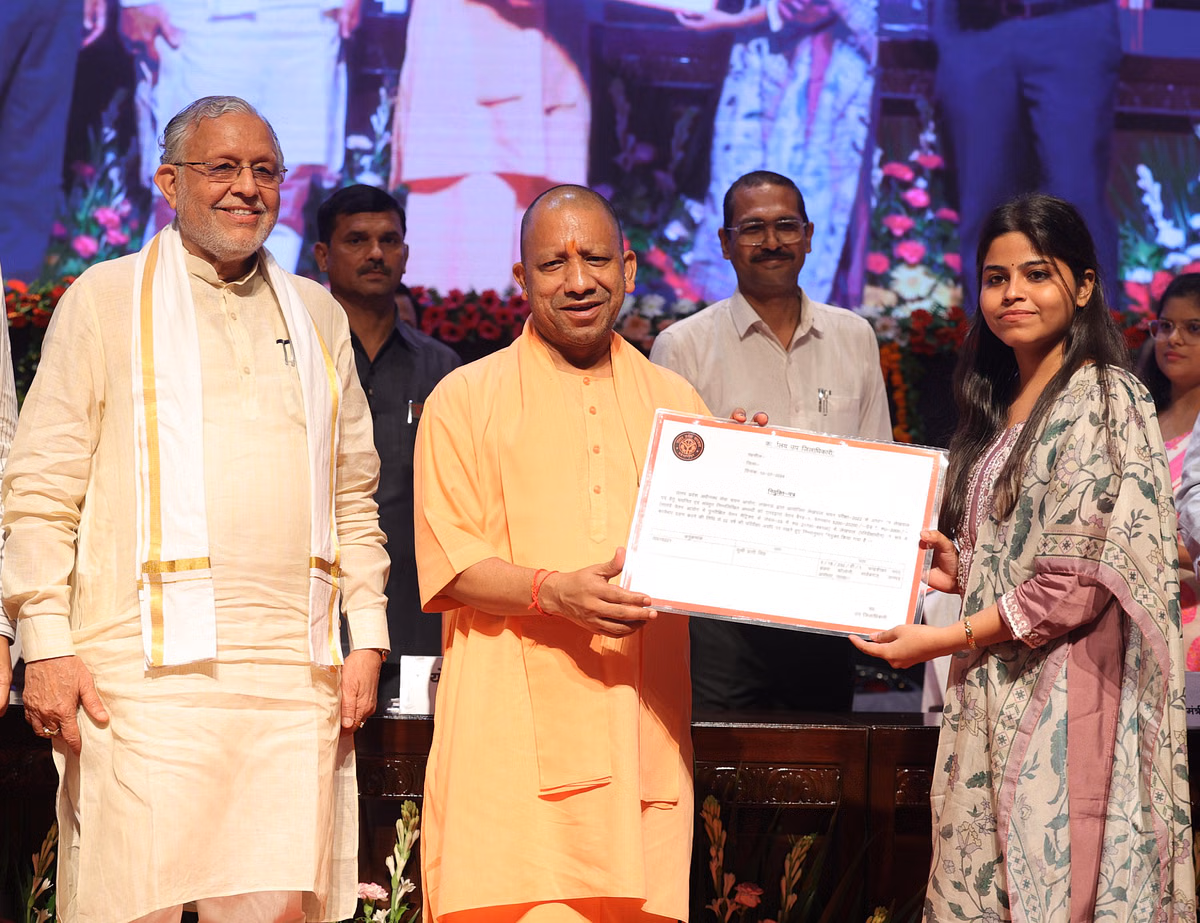 CM Yogi distributed joining letters to wireless operators in Lucknow, said- 'Recruitment boards have been purified'