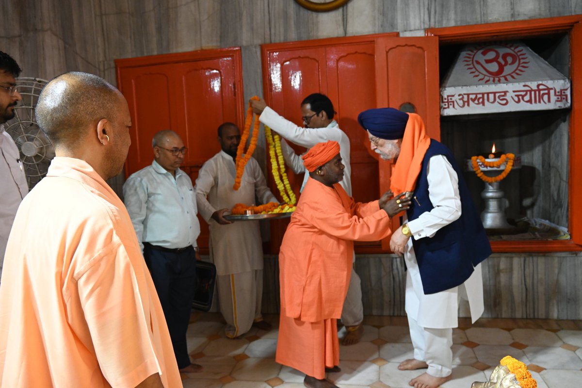 गोरखनाथ मंदिर में योगी और पुरी ने किया पूजन
