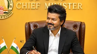 तमिलनाडु में सियासी हलचल, विजय कैबिनेट में AIADMK बागियों की एंट्री की चर्चा