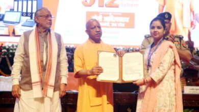 मुख्यमंत्री योगी के हाथों नियुक्ति पत्र पाकर खिले अभ्यर्थियों के चेहरे, बोले- बिना सिफारिश मिली नौकरी