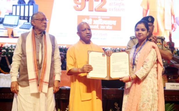 मुख्यमंत्री योगी के हाथों नियुक्ति पत्र पाकर खिले अभ्यर्थियों के चेहरे, बोले- बिना सिफारिश मिली नौकरी