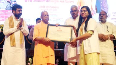 मुख्यमंत्री योगी के हाथों 21 युवाओं को मिला नियुक्ति पत्र