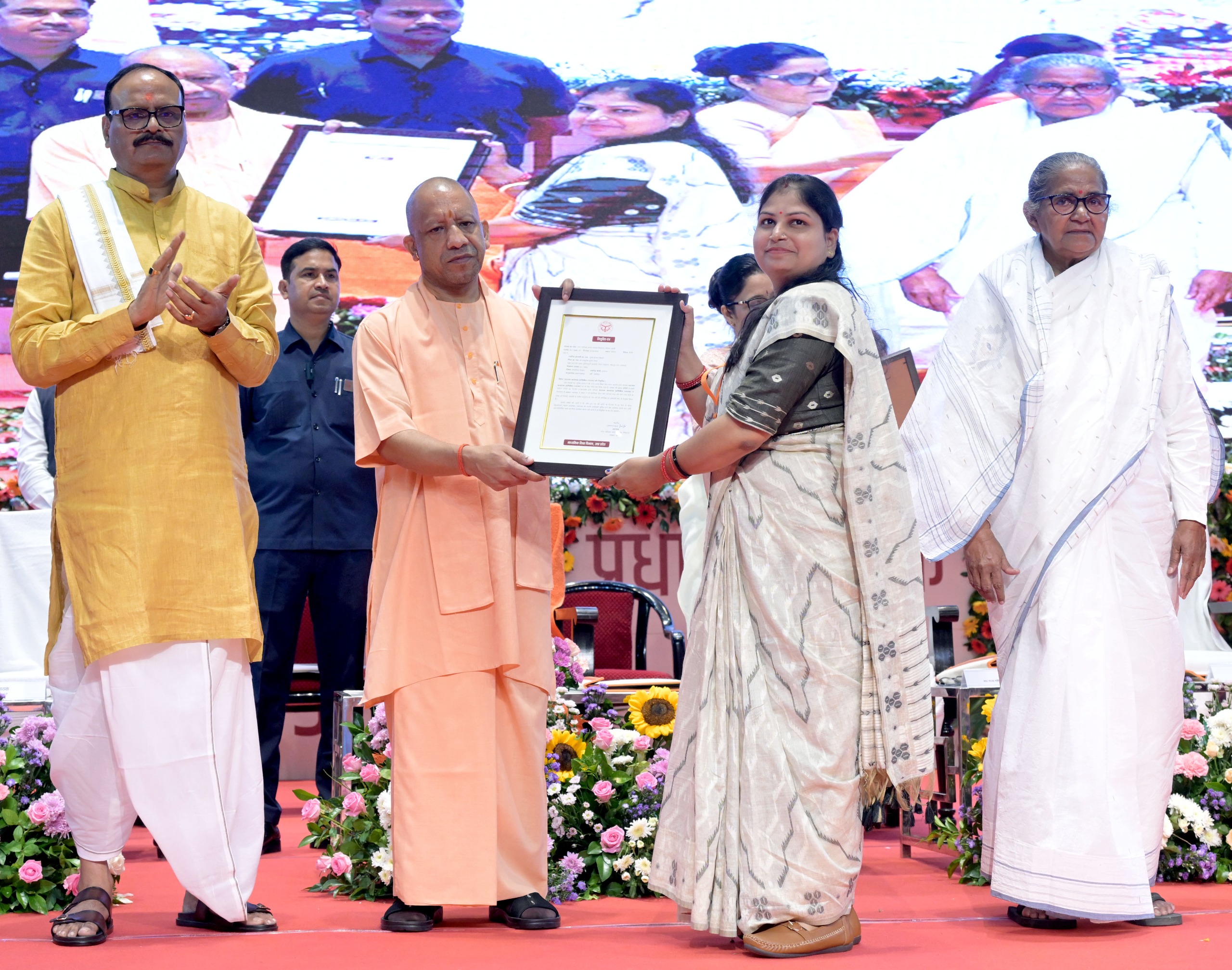 *मुख्यमंत्री योगी आदित्यनाथ ने बांटे नियुक्ति पत्र, मंच पर 12 अभ्यर्थियों को सौंपे पत्र*