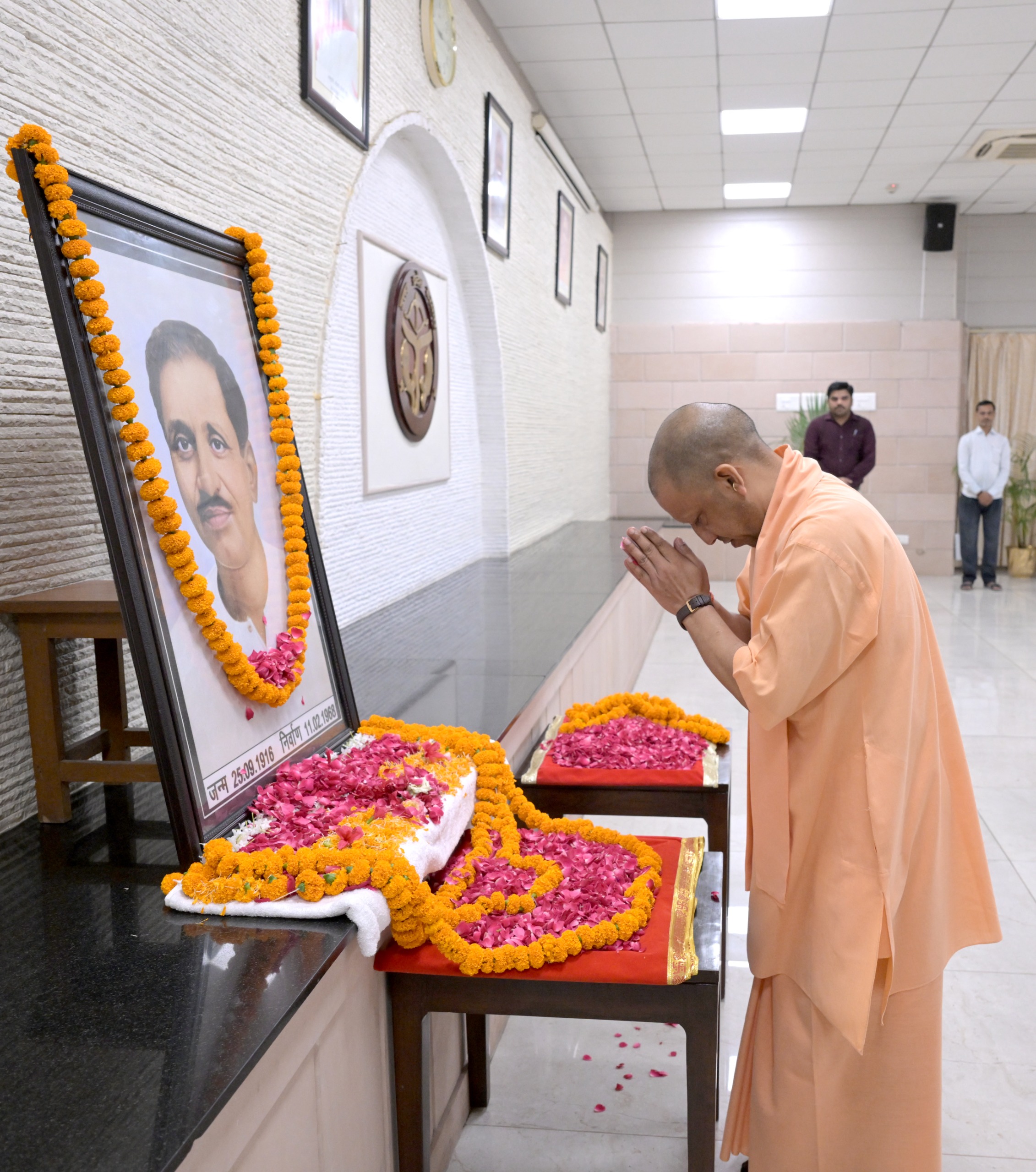 सीएम योगी ने पंडित दीनदयाल उपाध्याय को अर्पित की पुष्पांजलि