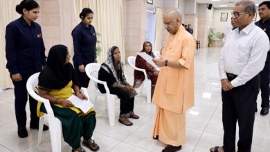 जनता दर्शन: शांति, खुशहाली व सुदृढ़ कानून व्यवस्था नए यूपी की पहचान, इसमें बाधा डालने वालों को सिखाएं सबकः मुख्यमंत्री