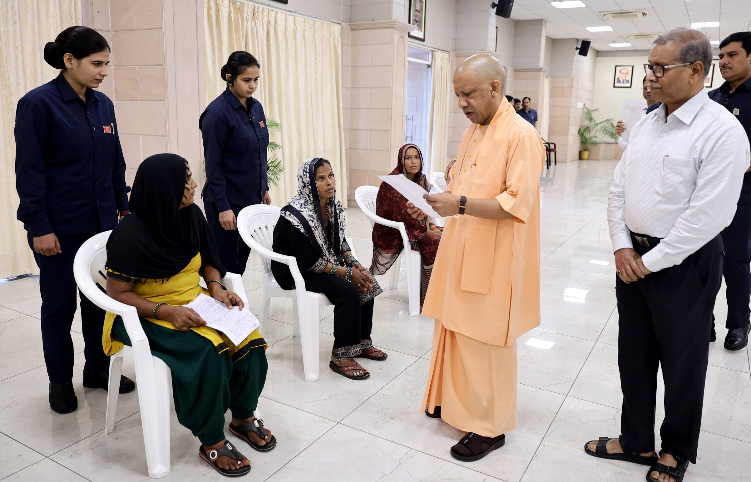 जनता दर्शन: शांति, खुशहाली व सुदृढ़ कानून व्यवस्था नए यूपी की पहचान, इसमें बाधा डालने वालों को सिखाएं सबकः मुख्यमंत्री
