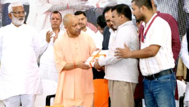 मुश्किल घड़ी में 'अभिभावक' बनी योगी सरकार, वाराणसी के 11,219 परिवारों को 191 करोड़ से अधिक की मदद