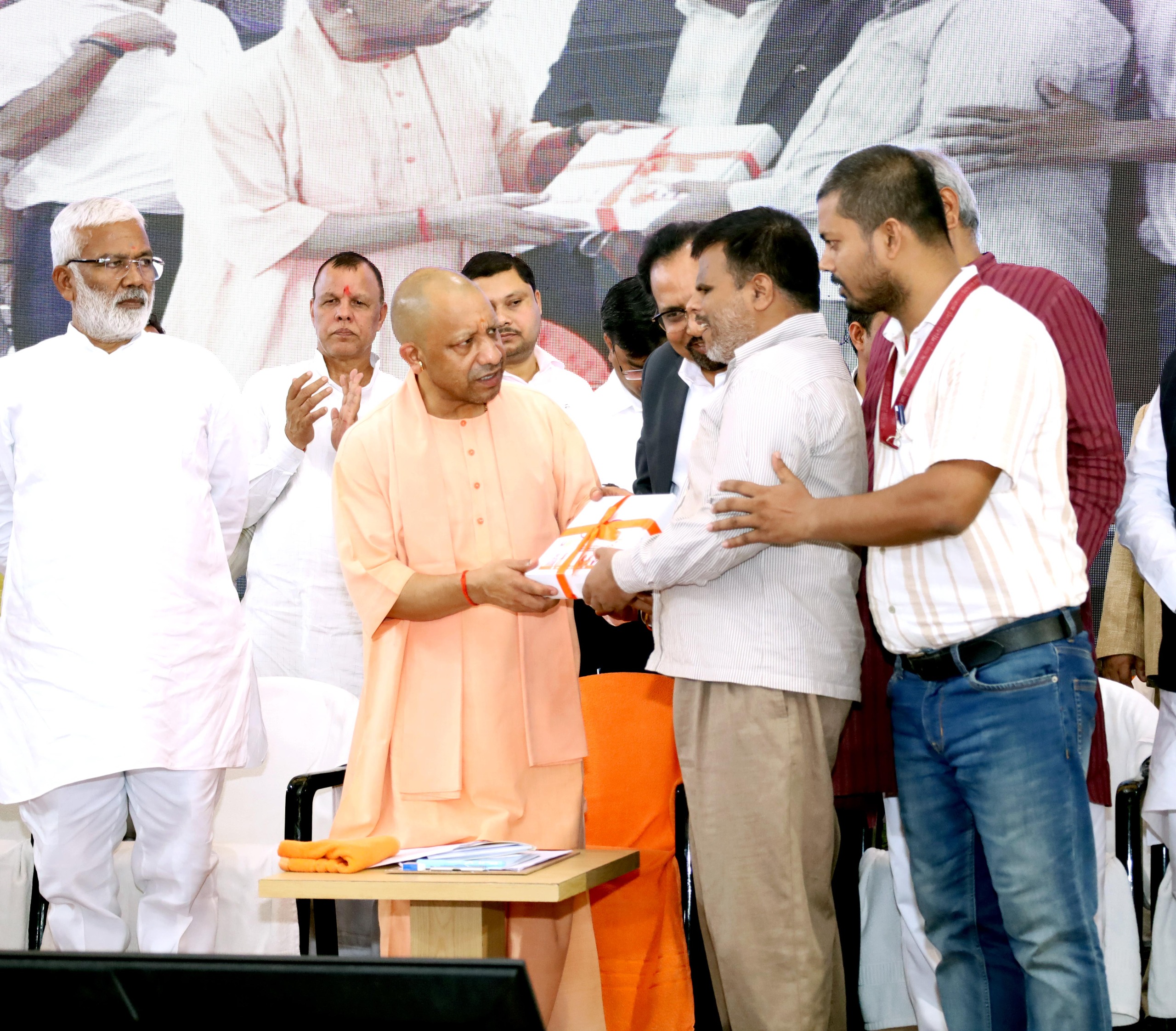 मुश्किल घड़ी में 'अभिभावक' बनी योगी सरकार, वाराणसी के 11,219 परिवारों को 191 करोड़ से अधिक की मदद