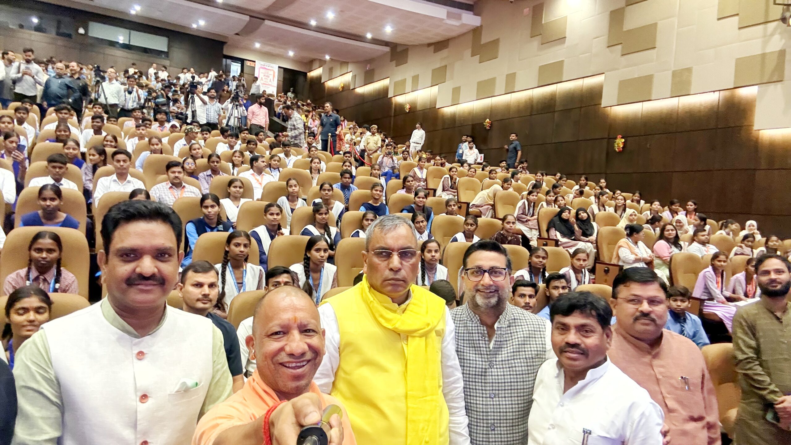 सीएम योगी ने 4.60 लाख छात्रों को दी छात्रवृत्ति, राजभर पर भी बोले